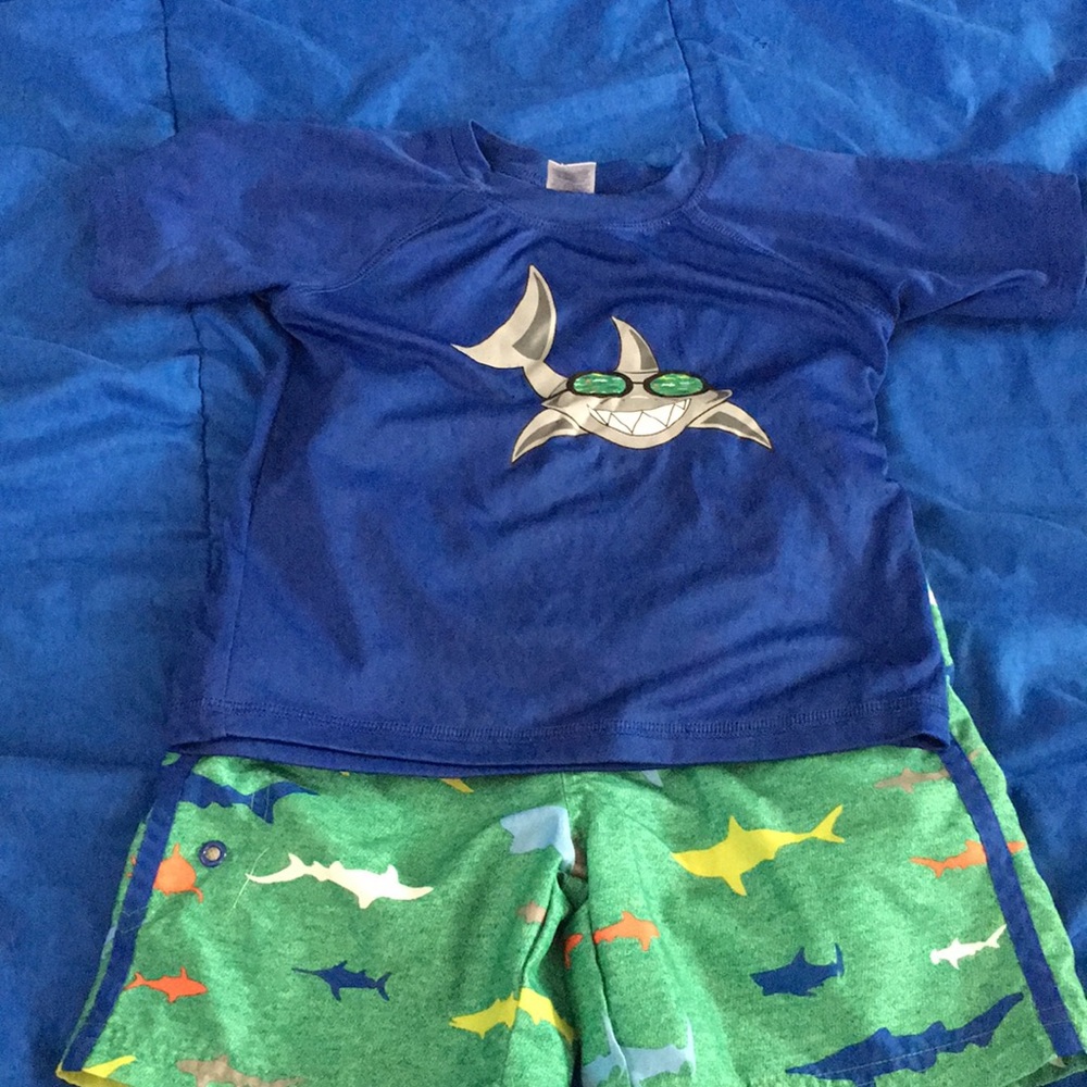 Swimming trunk/shirt set.size 4T
